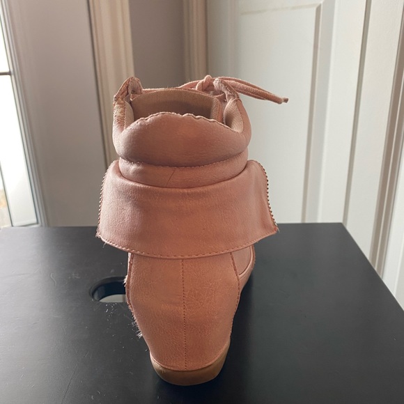 Top Moda - size 5 1/2 - hidden heel lace up sneaker - synthetic upper - Picture 12 of 16